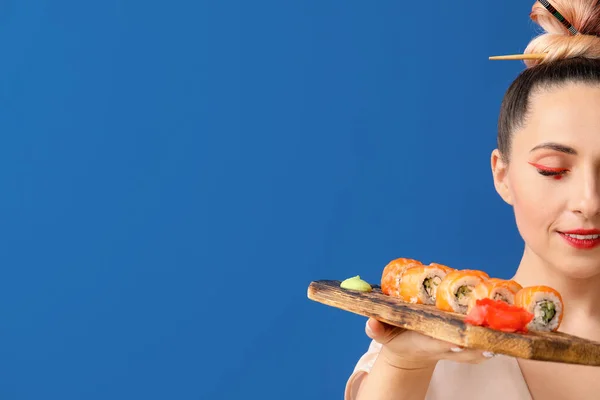 Schöne Frau Mit Leckerem Sushi Auf Farbigem Hintergrund — Stockfoto