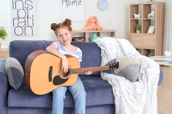 Evde Gitar Çalan Tatlı Küçük Kız — Stok fotoğraf
