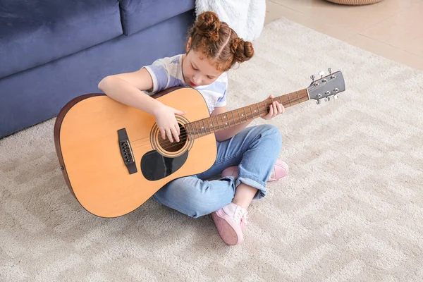 Menina Bonito Tocando Guitarra Casa — Fotografia de Stock