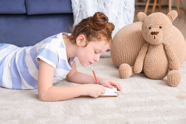 Aranyos Kislány Írás Notebook Otthon — Stock Fotó