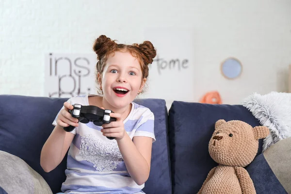 귀여운 집에서 비디오 게임을 — 스톡 사진