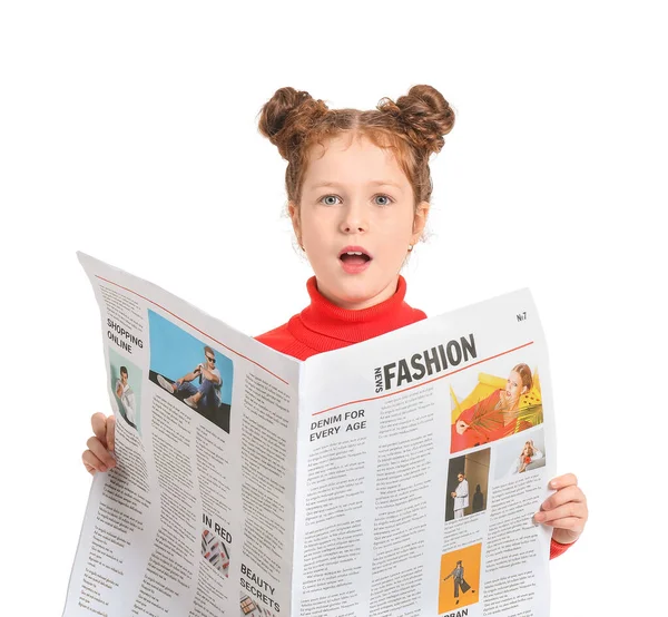 Menina Surpreendida Com Jornal Fundo Branco — Fotografia de Stock