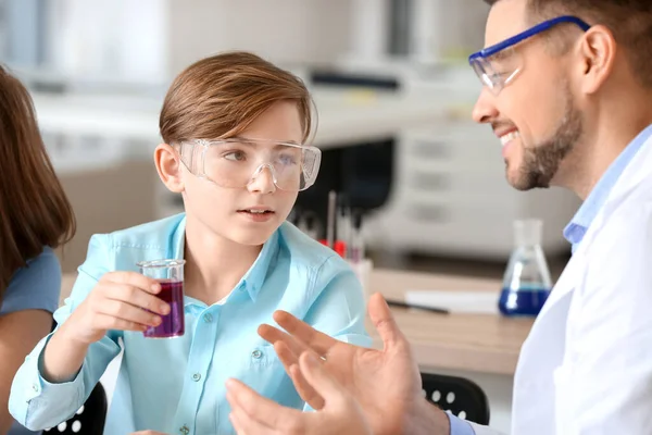 Enseignant Menant Une Leçon Chimie Classe — Photo