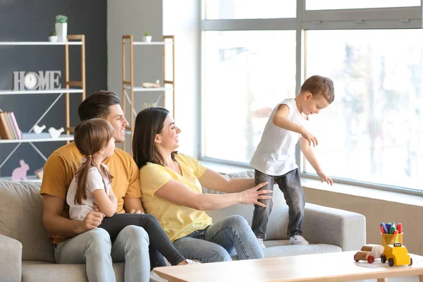 Familia Feliz Divirtiéndose Casa —  Fotos de Stock