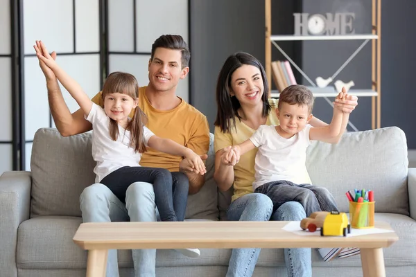 Família Feliz Divertindo Casa — Fotografia de Stock