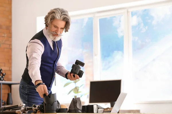 Senior Fotograaf Werkzaam Studio — Stockfoto