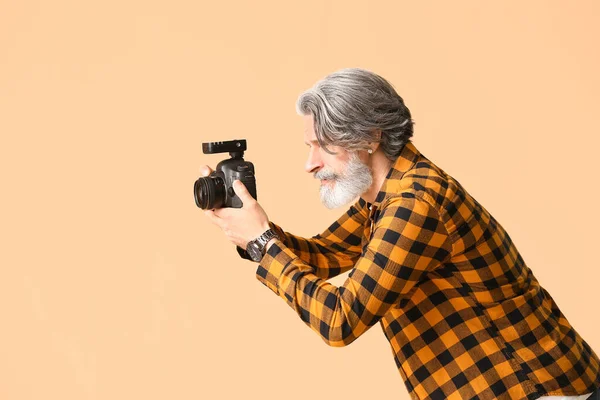 Przystojny Starszy Fotograf Tle Koloru — Zdjęcie stockowe