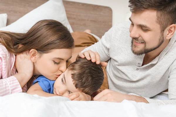 Retrato Família Feliz Quarto — Fotografia de Stock