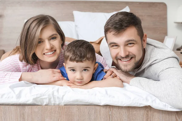 Retrato Familia Feliz Dormitorio —  Fotos de Stock