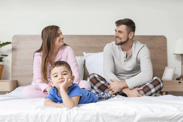 Portret Van Een Gelukkig Gezin Slaapkamer — Stockfoto