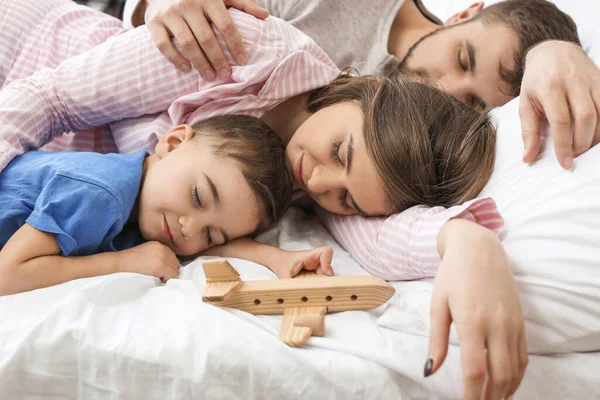 Happy Family Sleeping Bed — Stock Photo, Image