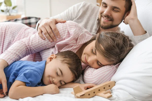 Gelukkig Gezin Slapen Bed — Stockfoto