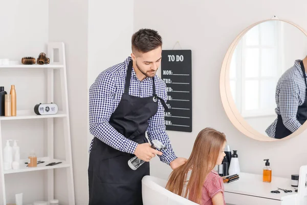 Friseur Arbeitet Mit Kleinem Mädchen Salon — Stockfoto