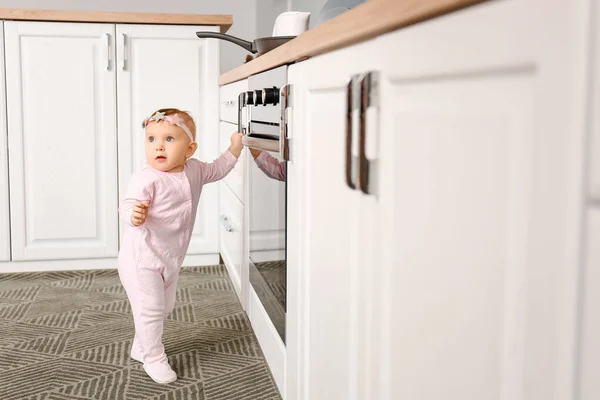 Little Baby Stove Kitchen Child Danger — Stock Photo, Image