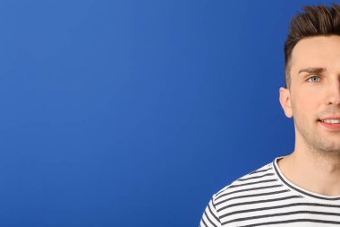 Renkli arka planda yakışıklı bir adamın portresi