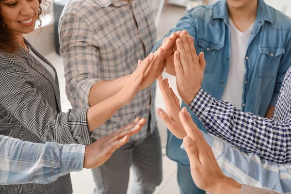 Grupo Personas Poniendo Las Manos Juntas Interior Concepto Unidad —  Fotos de Stock