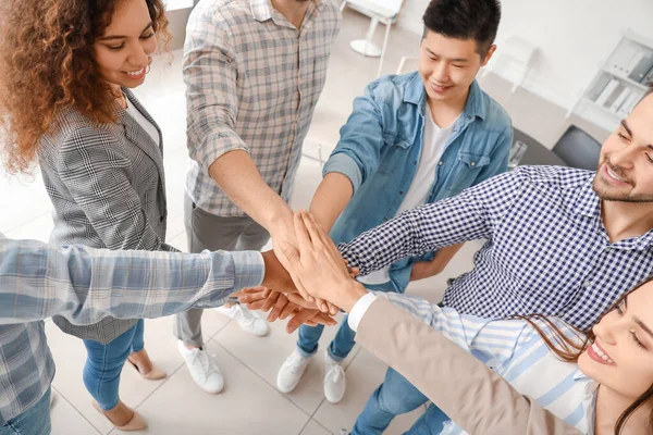 Grupo Personas Poniendo Las Manos Juntas Interior Concepto Unidad — Foto de Stock