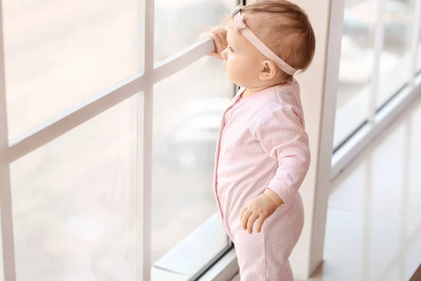 Pequeño Bebé Cerca Ventana Casa Niño Peligro — Foto de Stock