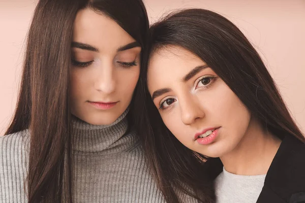 Mujeres Jóvenes Con Estilo Sobre Fondo Color — Foto de Stock