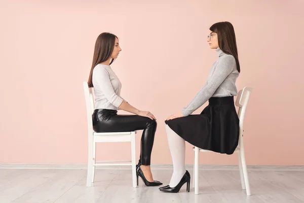 Mujeres Jóvenes Con Estilo Cerca Pared Color — Foto de Stock