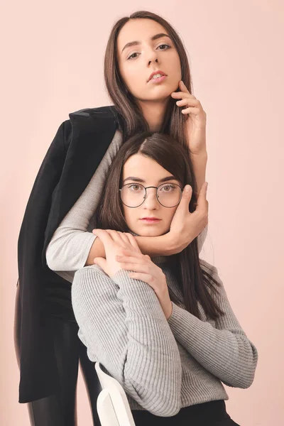 Stijlvolle Jonge Vrouwen Kleur Achtergrond — Stockfoto