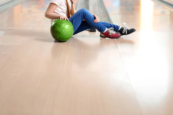 Malá Holka Hraje Bowling Klubu — Stock fotografie