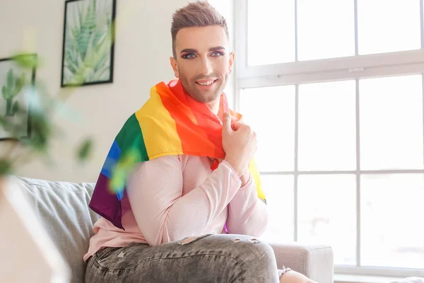 Porträtt Ung Transsexuell Kvinna Med Hbtq Flagga Hemmet — Stockfoto