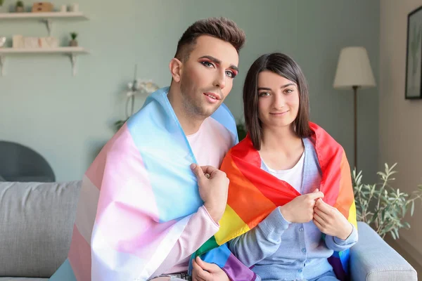 Portrét Mladého Transsexuálního Páru Vlajkami Doma — Stock fotografie