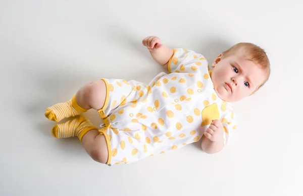 白い背景の上のスタイリッシュな服でかわいい赤ちゃん — ストック写真