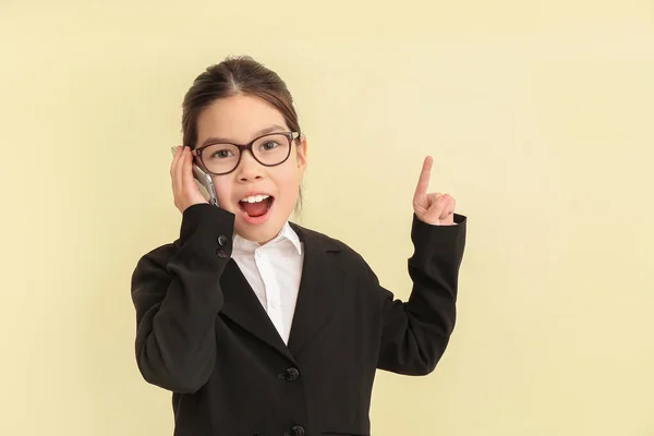 Aranyos Kis Üzletasszony Beszél Mobiltelefon Színes Háttér — Stock Fotó