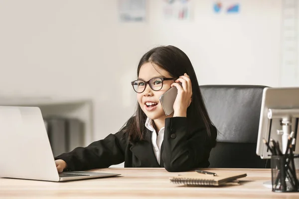 Carino Piccola Donna Affari Che Parla Dal Telefono Cellulare Ufficio — Foto Stock