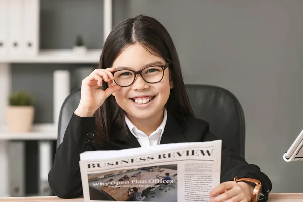 Linda Mujer Negocios Con Periódico Oficina — Foto de Stock