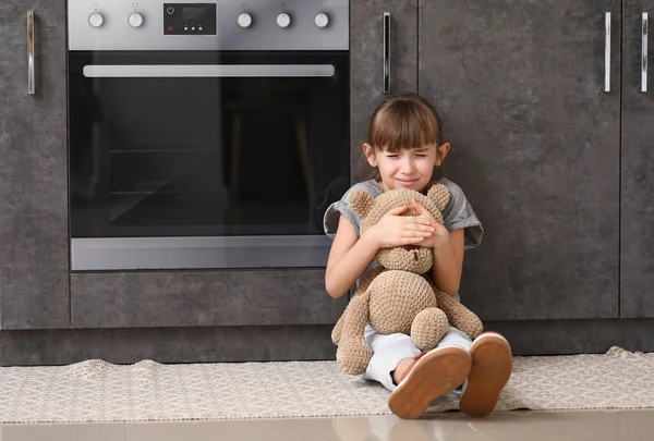 Medo Menina Com Ursinho Pelúcia Casa Conceito Violência Doméstica — Fotografia de Stock