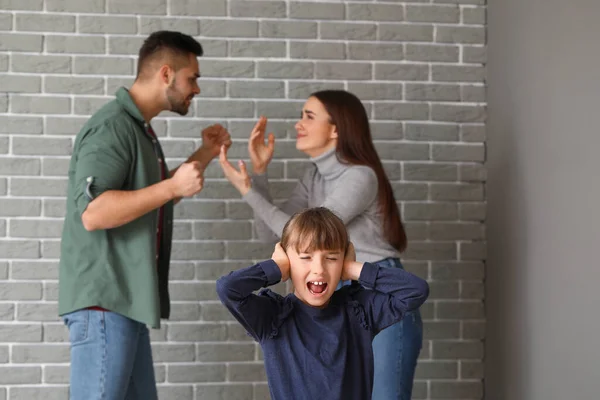 Menina Estressada Seus Pais Brigando Dentro Casa — Fotografia de Stock