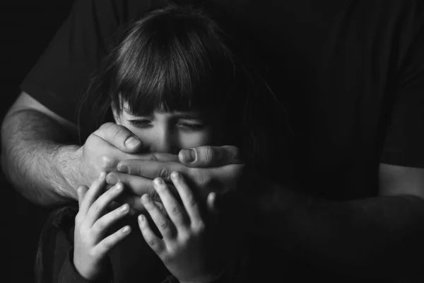 Father Covering Mouth His Scared Little Daughter Dark Background Concept — Stock Photo, Image