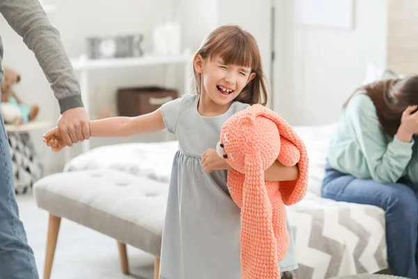 Padre Enojado Amenazando Hija Casa — Foto de Stock