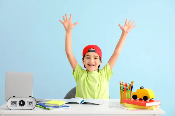 幸せな男の子は色の背景に対して宿題をしている — ストック写真