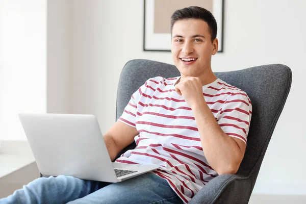 Молодий Чоловік Ноутбуком Перевіряє Свою Пошту Вдома — стокове фото