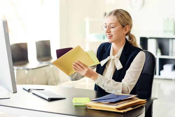Young Woman Letters Office — Stock Photo, Image