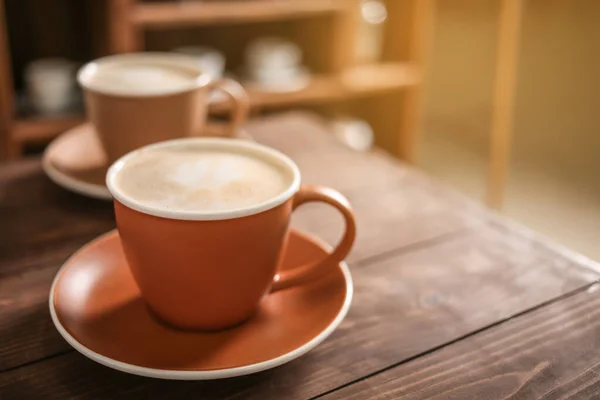 Tasse Leckeren Cappuccino Auf Dem Tisch Café — Stockfoto