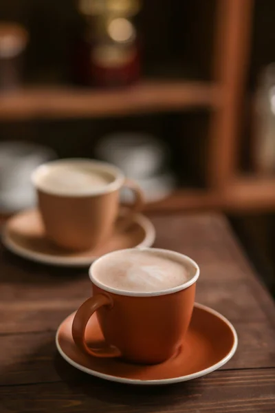 Tasse Leckeren Cappuccino Auf Dem Tisch Café — Stockfoto