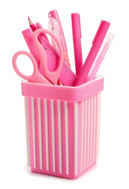 Beyaz arkaplanda kırtasiye malzemesi olan tutucu