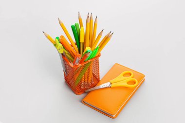 Açık arkaplanda kırtasiye malzemesi olan tutucu