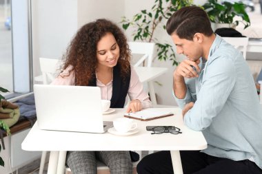 Dükkan sahipleri kafelerinde çalışıyor.