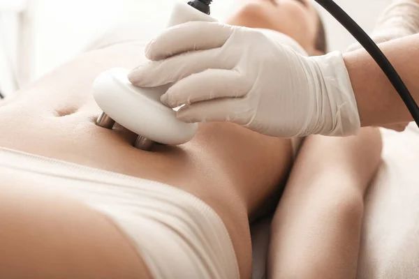 Mooie Vrouw Ondergaan Procedure Van Cellulitis Massage Schoonheidssalon Close — Stockfoto