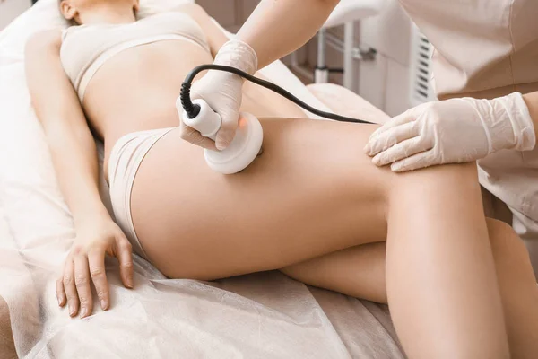 Mooie Vrouw Ondergaan Procedure Van Cellulitis Massage Schoonheidssalon — Stockfoto