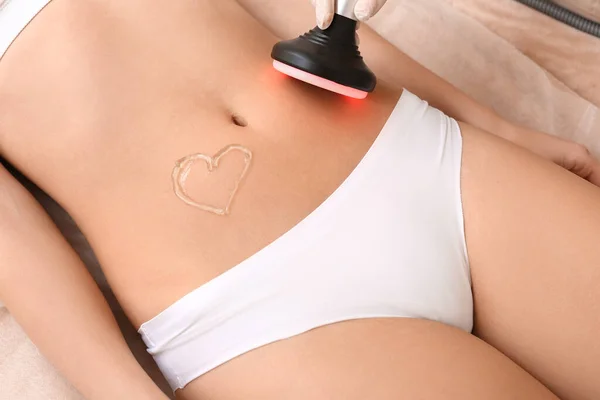 Mulher Bonita Passando Por Procedimento Massagem Celulite Salão Beleza Close — Fotografia de Stock