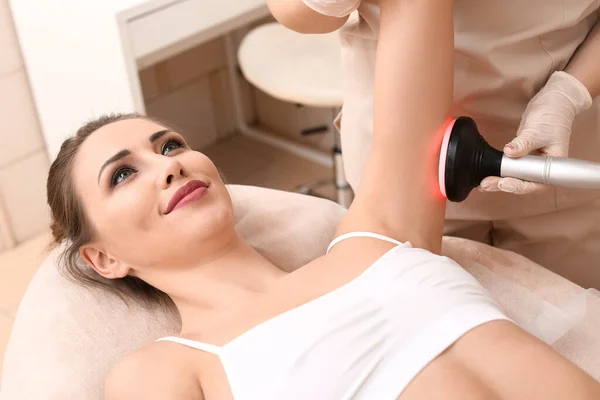 Belle Femme Subissant Une Procédure Massage Cellulite Dans Salon Beauté — Photo