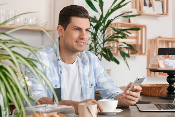 Geschäftsinhaber Arbeitet Seinem Café — Stockfoto