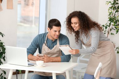 Dükkan sahipleri kafelerinde çalışıyor.